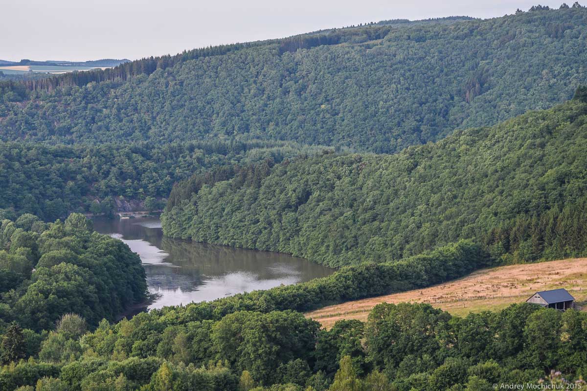 Река между холмами в Люксембурге