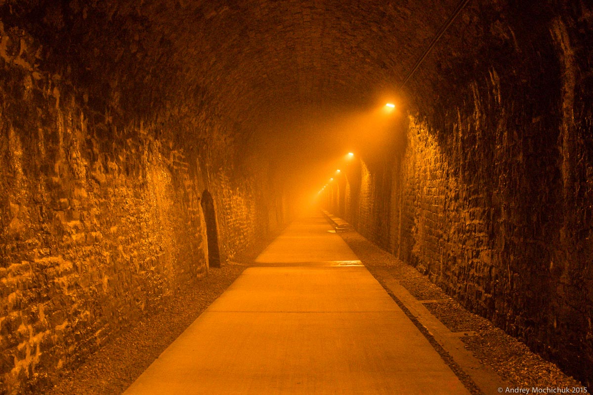 Красный туман посреди тоннеля в Люксембурге