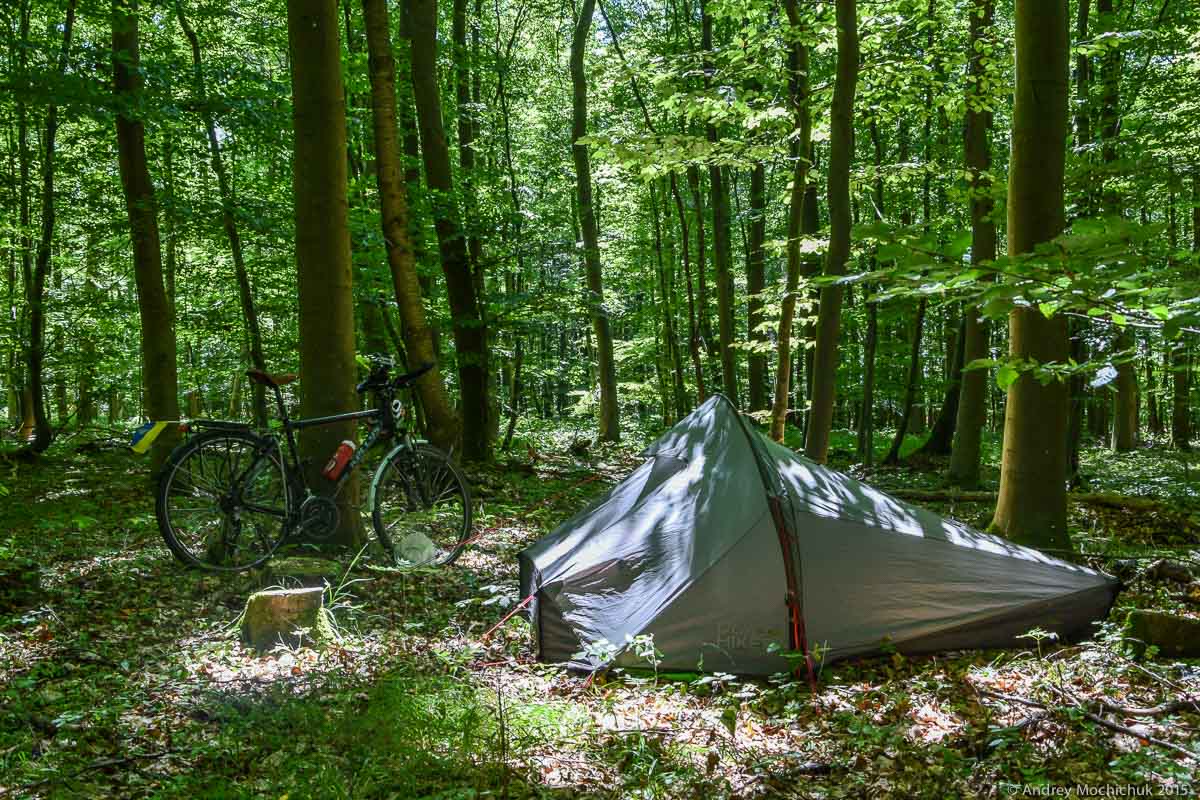 Палатка посреди леса в Германии