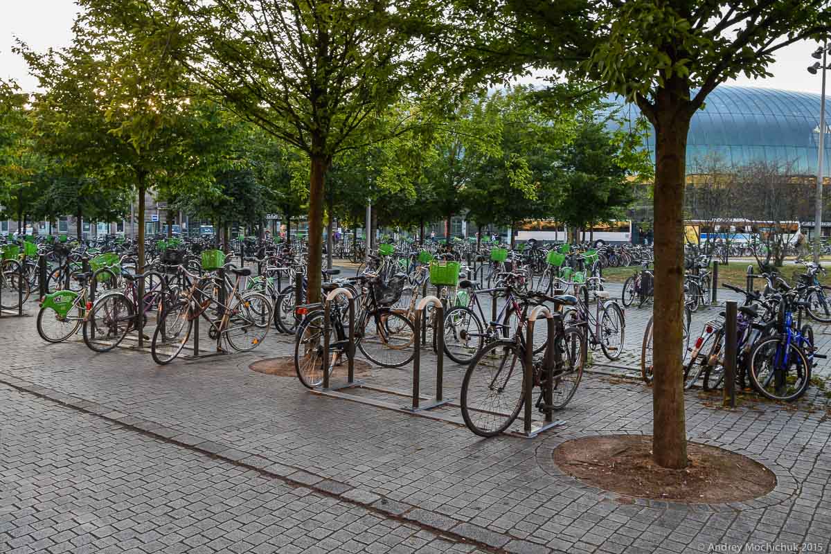 Велосипеды на велопарковке в центре Страсбурга
