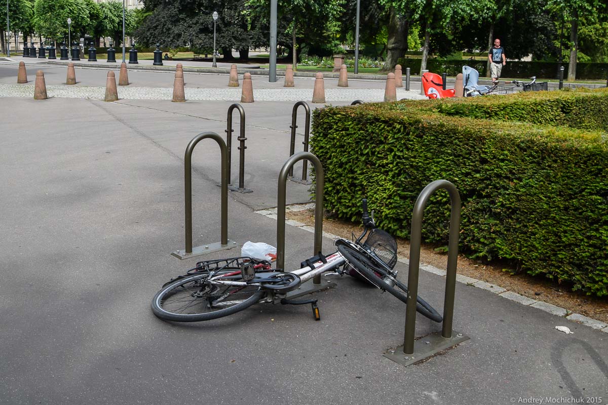 Велосипед вяляется на велопарковке в Страсбурге