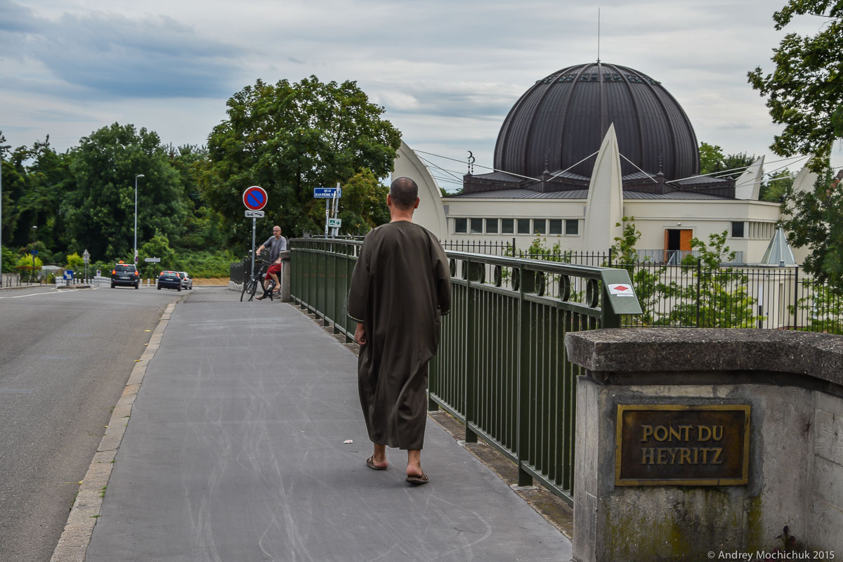 Мусульманин идет в воскресенье в мечеть