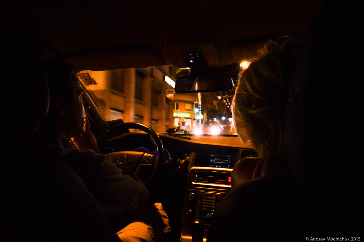 Вид из машины на ночную Лозанну