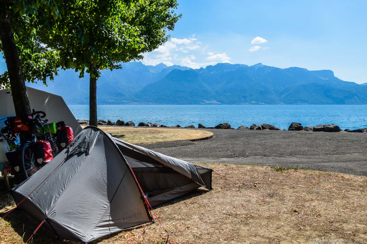 Палатка и велосипед на берегу Женевского озера