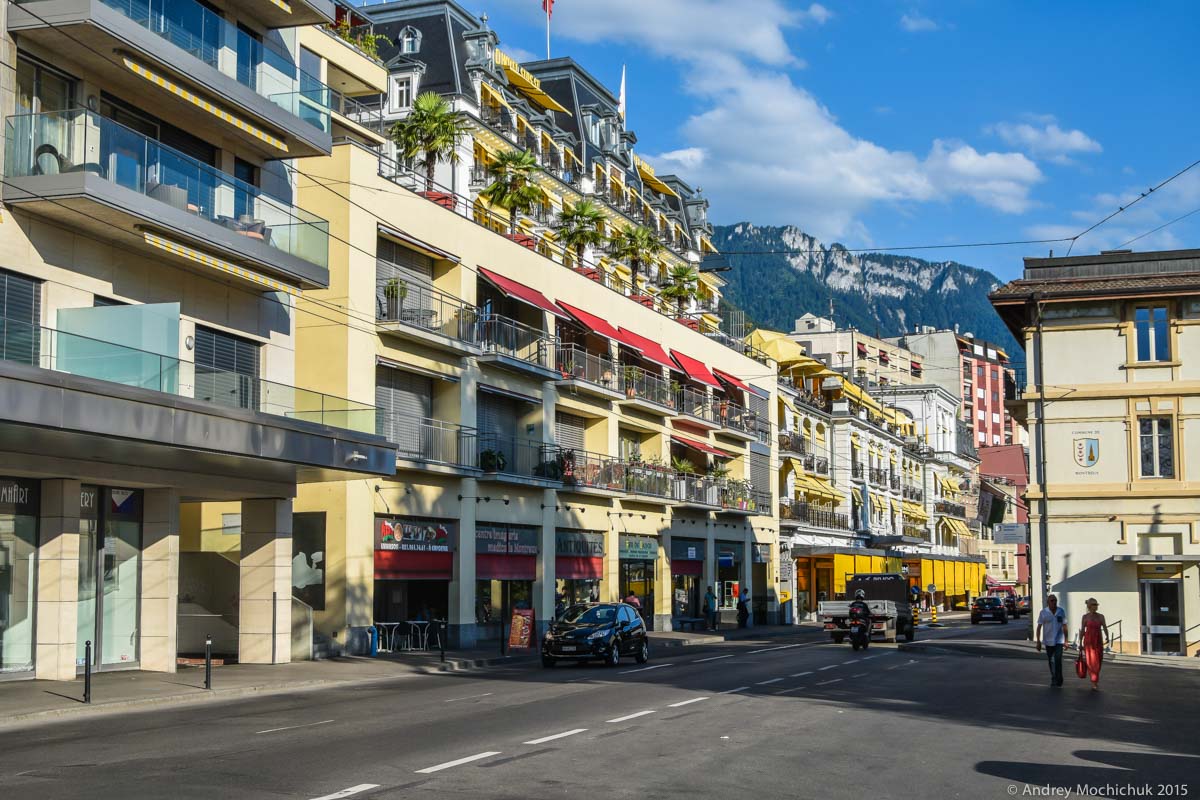 Здание с пальмами на балконах в Монтре, Швейцария.