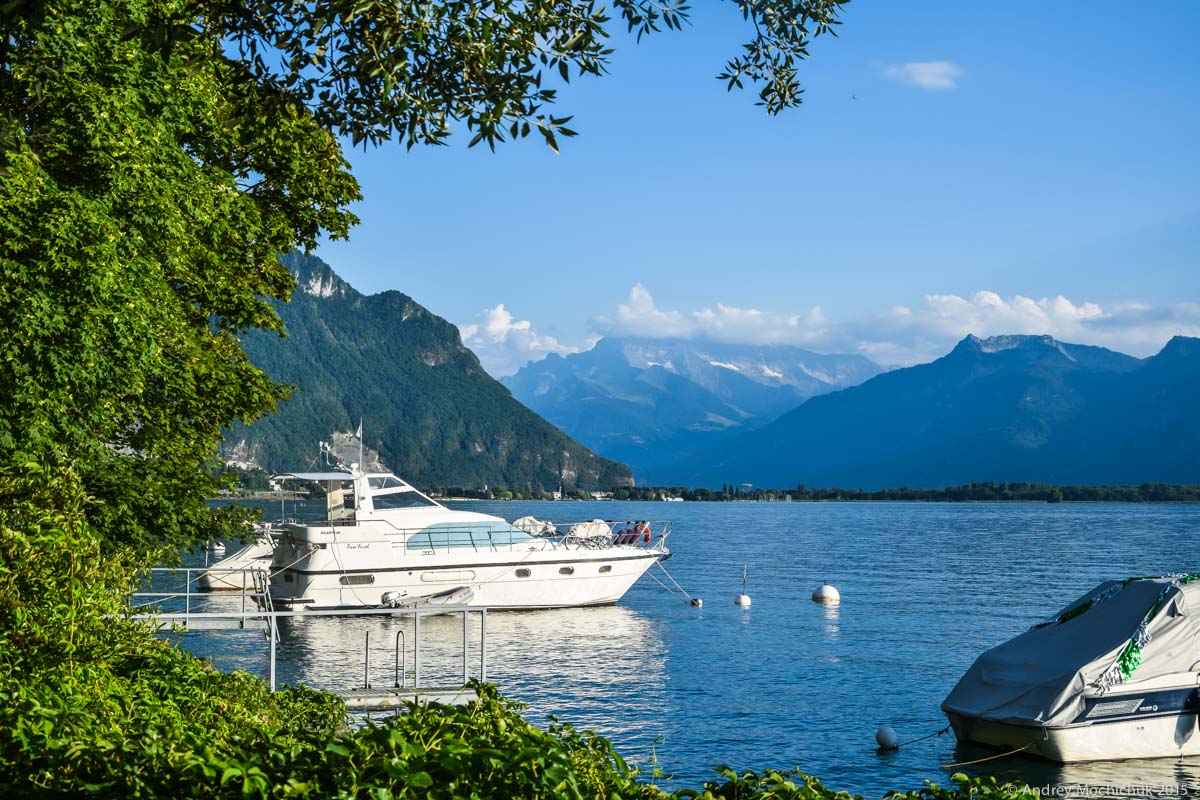 Яхта у набержной Монтре, Швейцария.