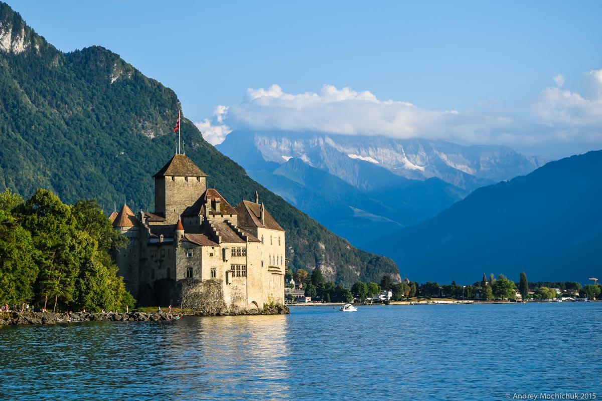 Шильонский замок на берегу Женевского озера в Швейцарии, Монтре.