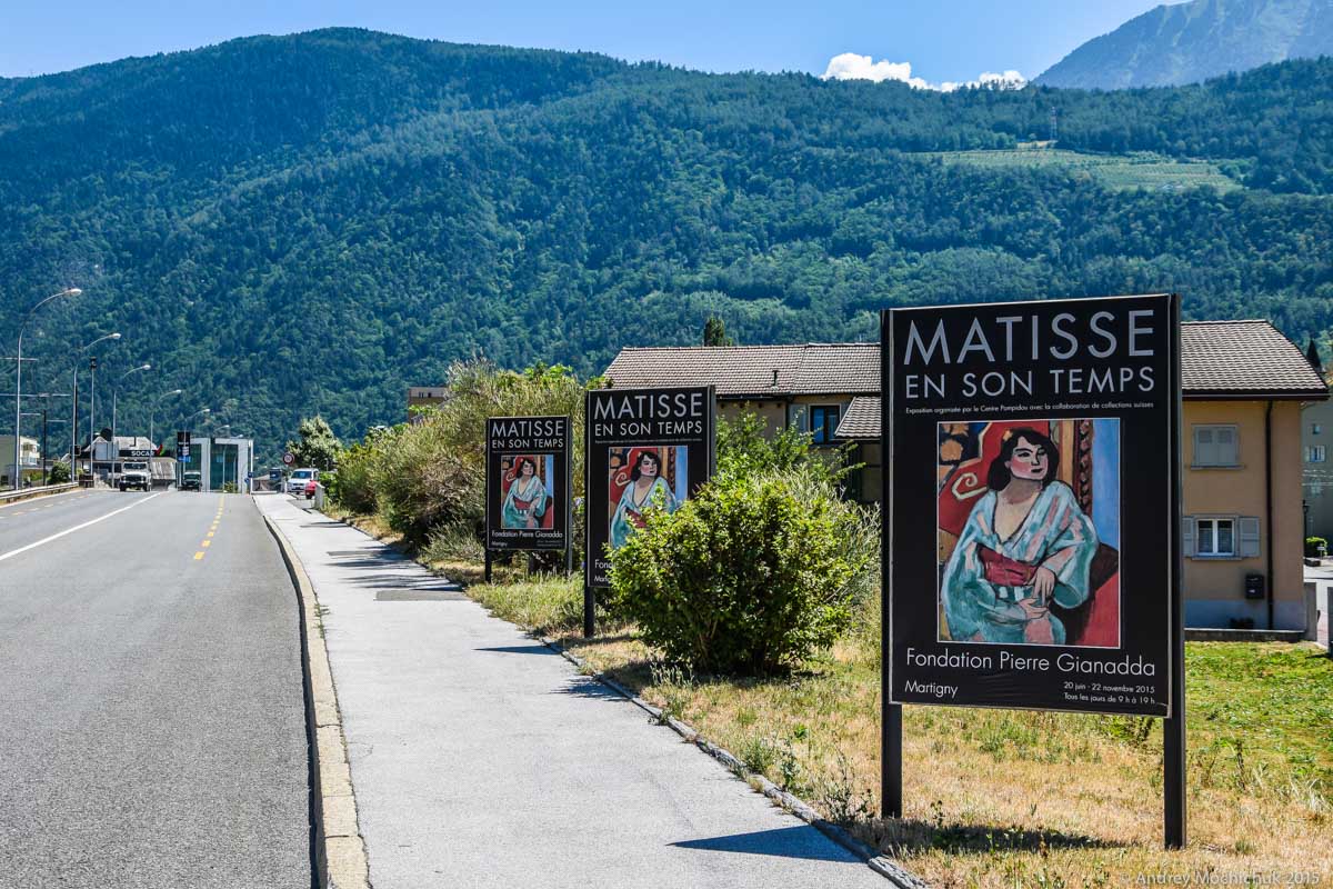 Афиши выставки Матисса на въезде в Мартиньи, Швейцария.