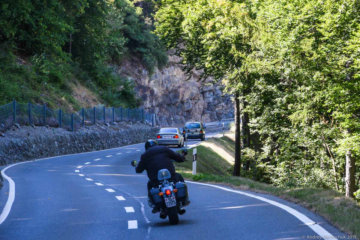 Мотоцикл на гороной дороге в Швейцарии, по пути в Шамони