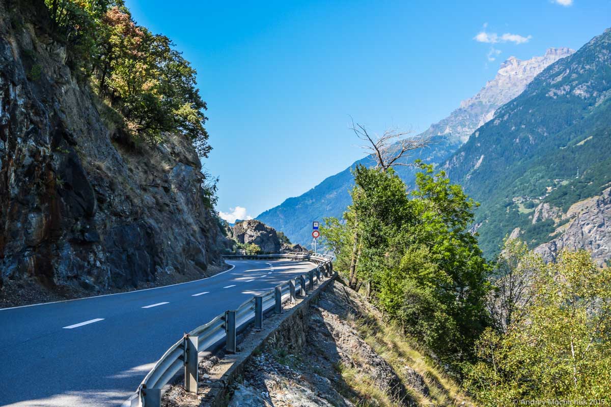 Горная дорога в Альпах, Швейцария.