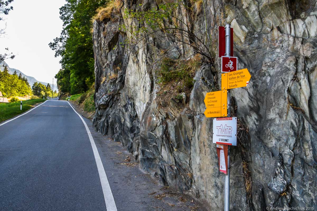 Дорожный указатель с веломаршрутами в Альпах, Швейцария.