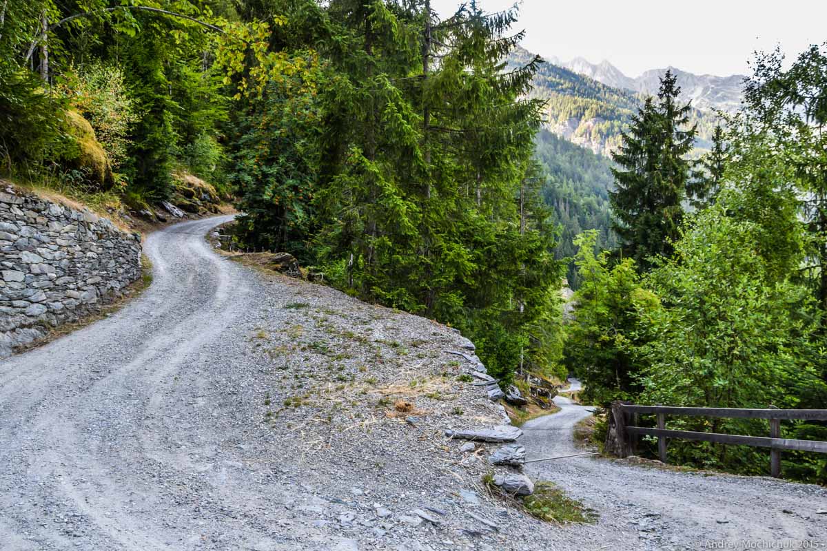 Горный серпантин на гравийной дороге в швейцарских Альпах.