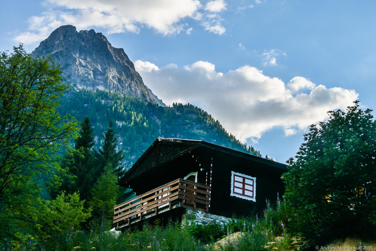 Охотничий дом с нарисованными окнами в французских Альпах.