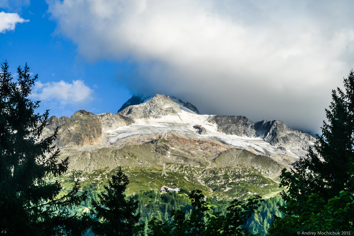Одна из Альпийских вершин, окутанная облаками.