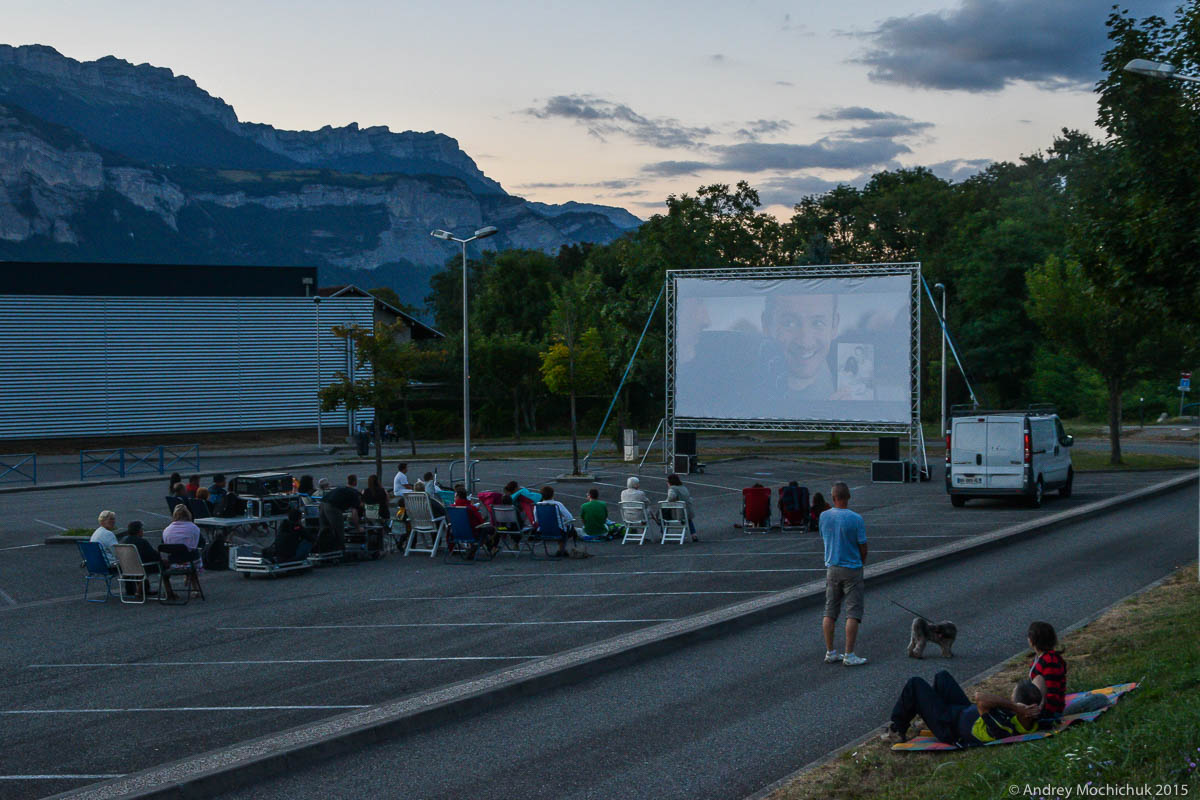 Кинотеатр под открытым небом во Франции - кинопоказ.