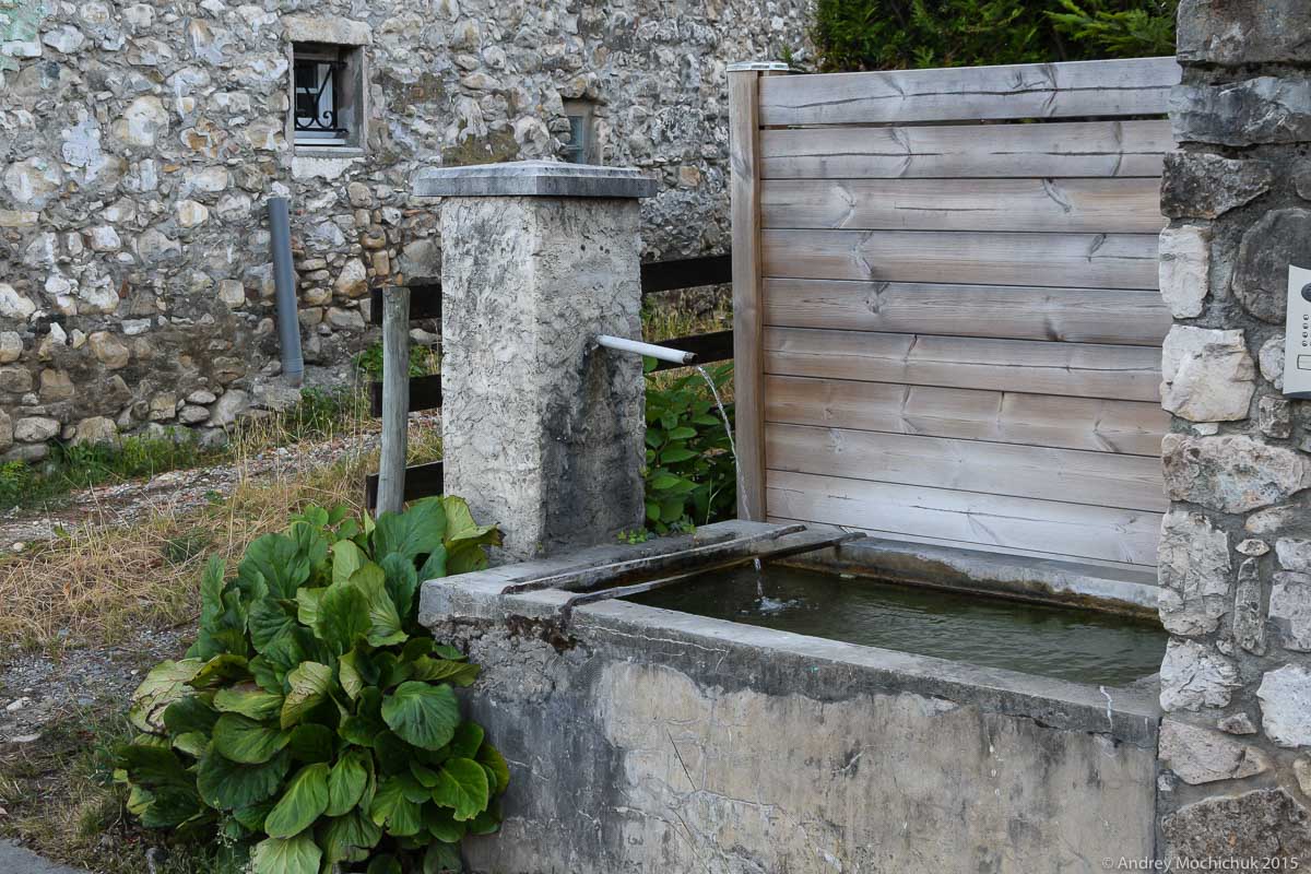 Фонтан с непптевой водой во Франции