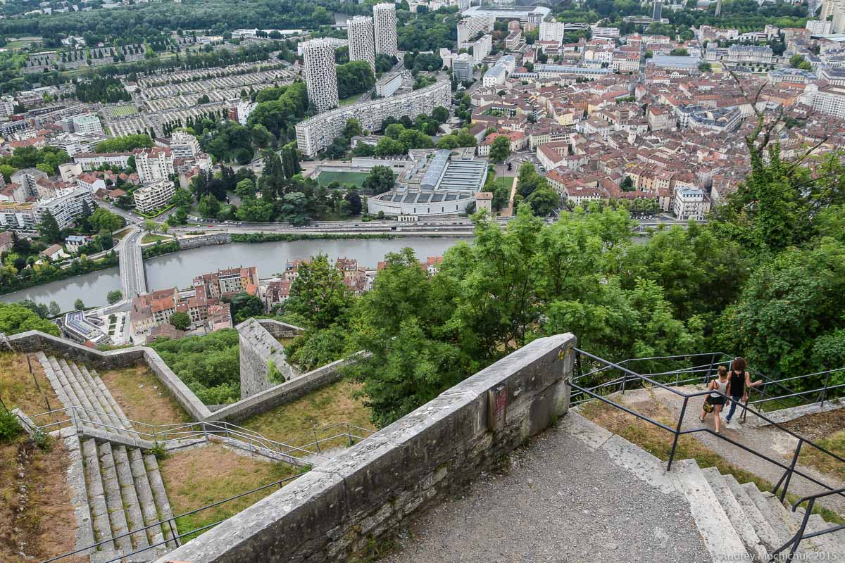 Лестницы на крепостных стенах Бастилии в Гренобле. 