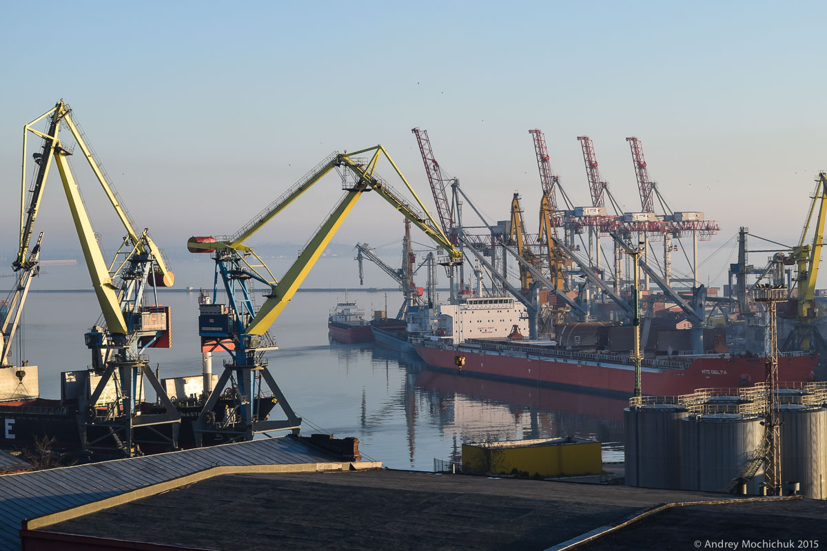 Портовые сооружения в Одессе ранним утром