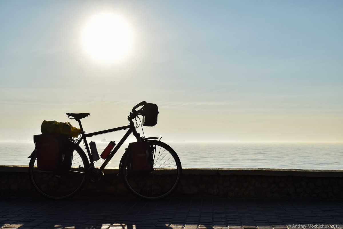 Велосипед на набережной Одессы утром против солнца