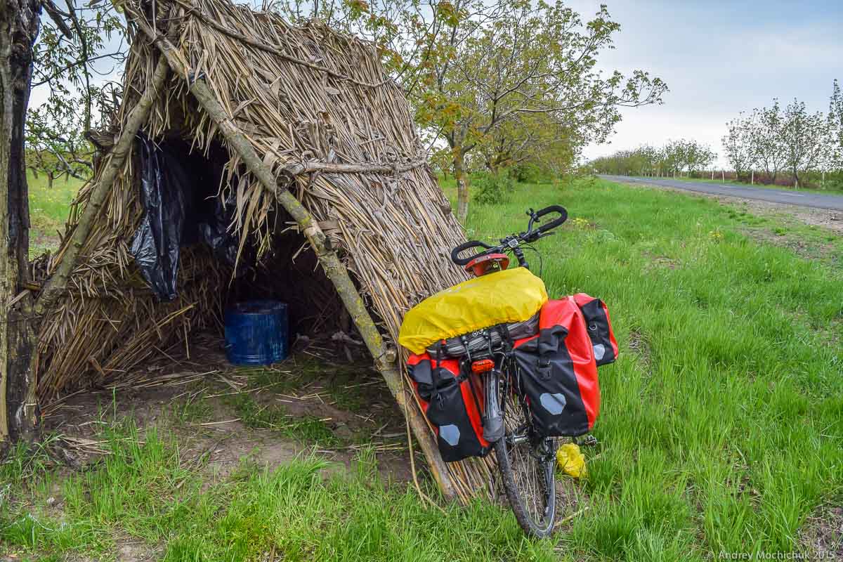 Путешествие на велосипеде по Молдавии и Украине. Спасительный шалаш